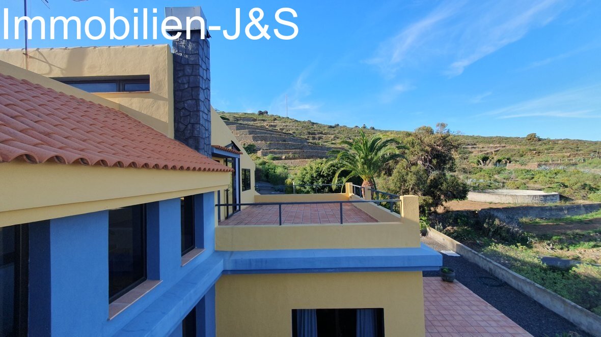 Fantastic property with sea views and rental potential