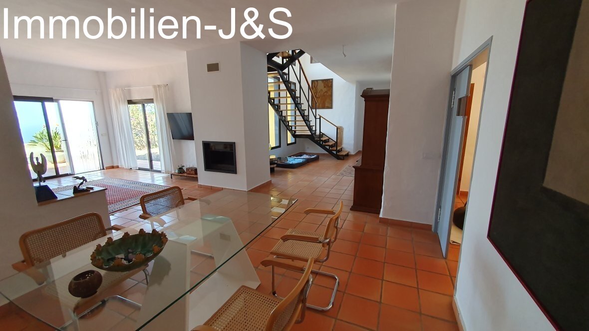 Fantastic property with sea views and rental potential