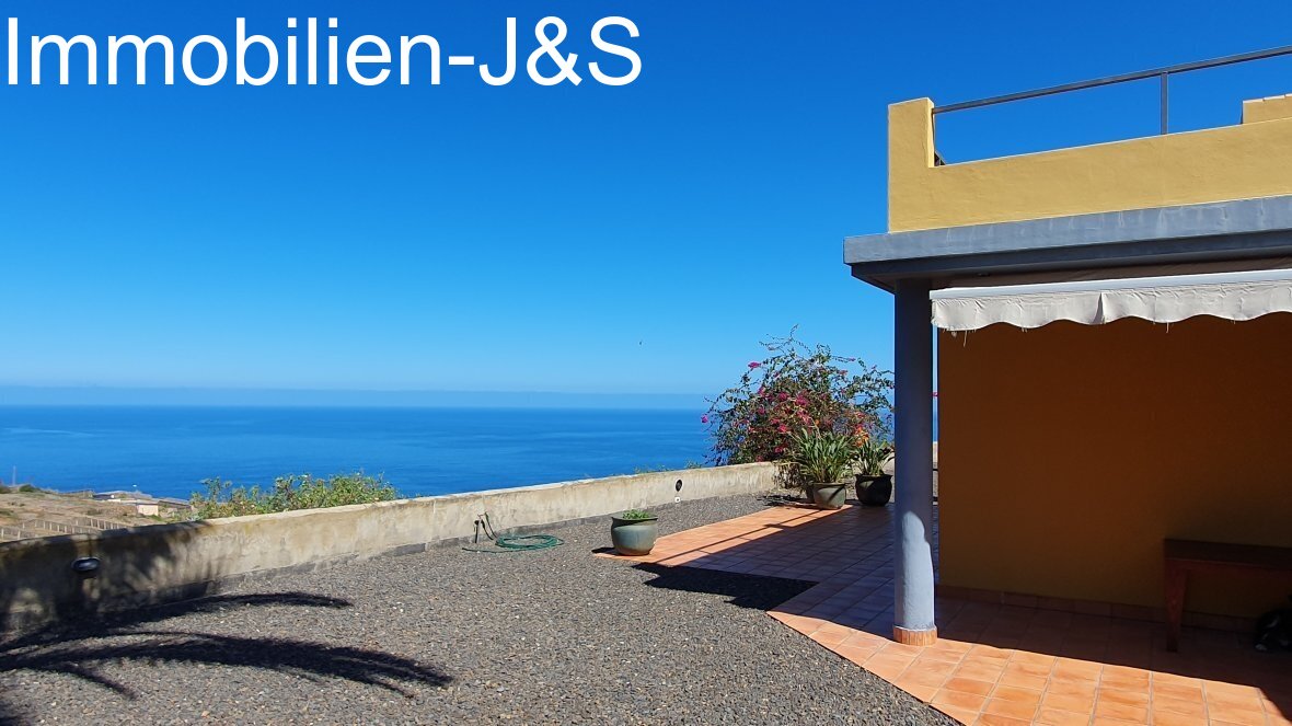 Fantastic property with sea views and rental potential