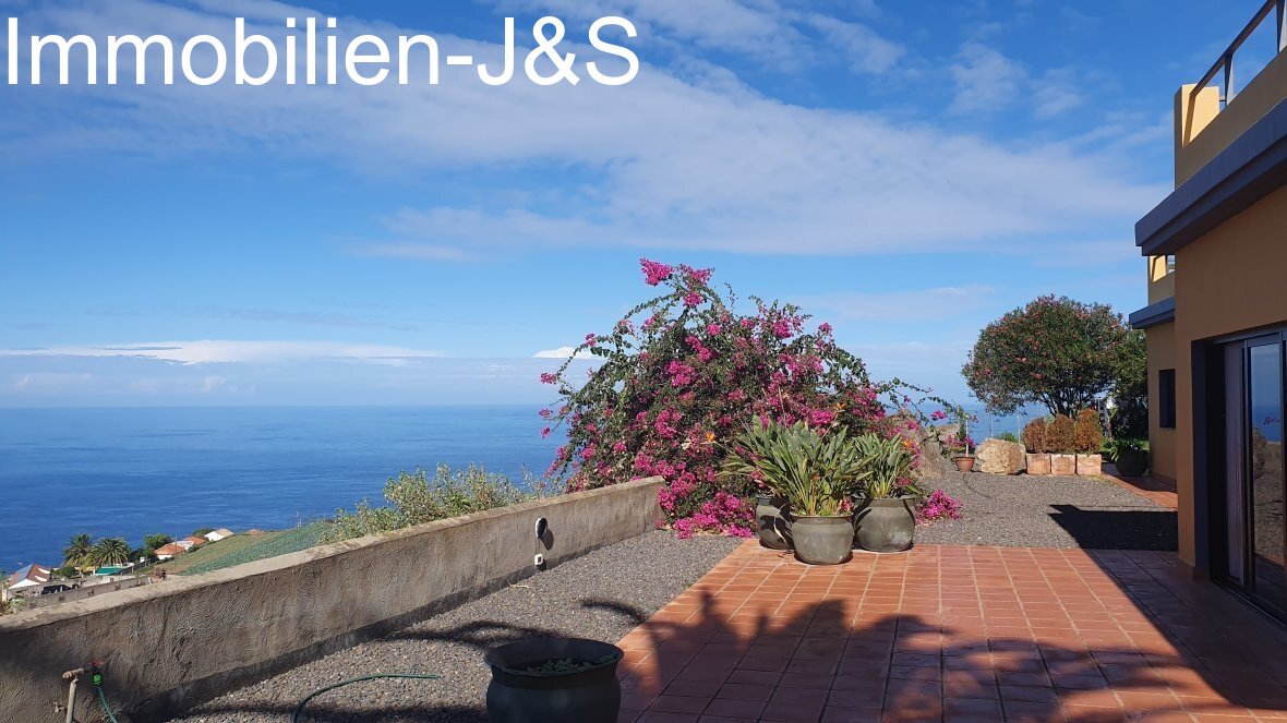 Fantastic property with sea views and rental potential
