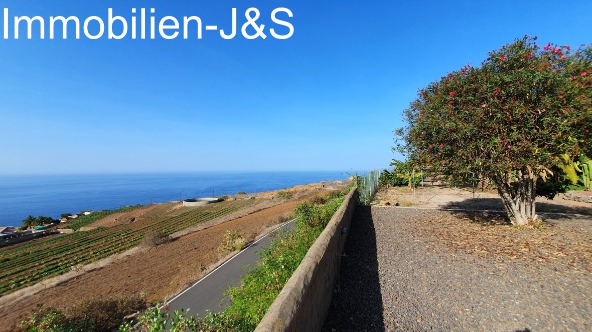 Fantastic property with sea views and rental potential