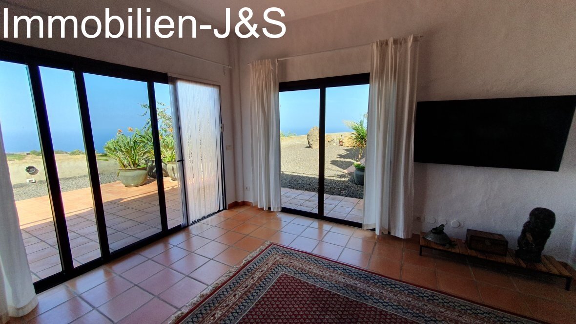 Fantastic property with sea views and rental potential