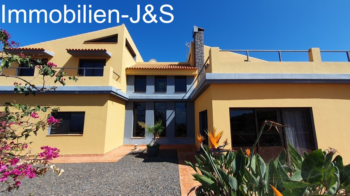 Fantastic property with sea views and rental potential