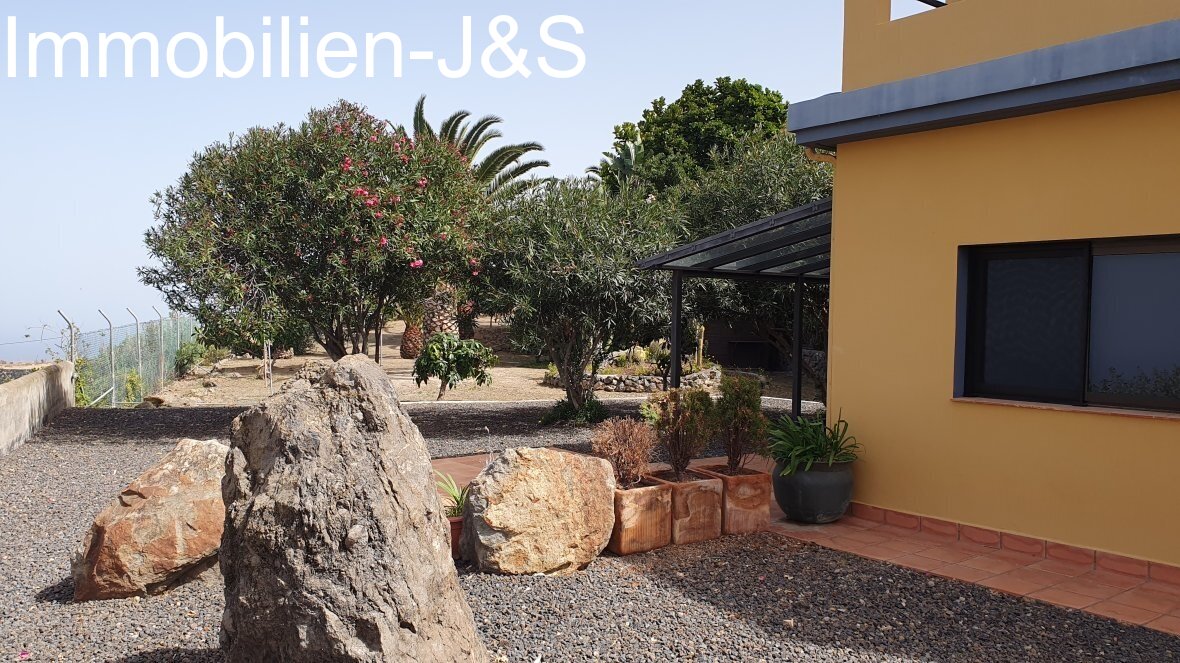 Fantastic property with sea views and rental potential