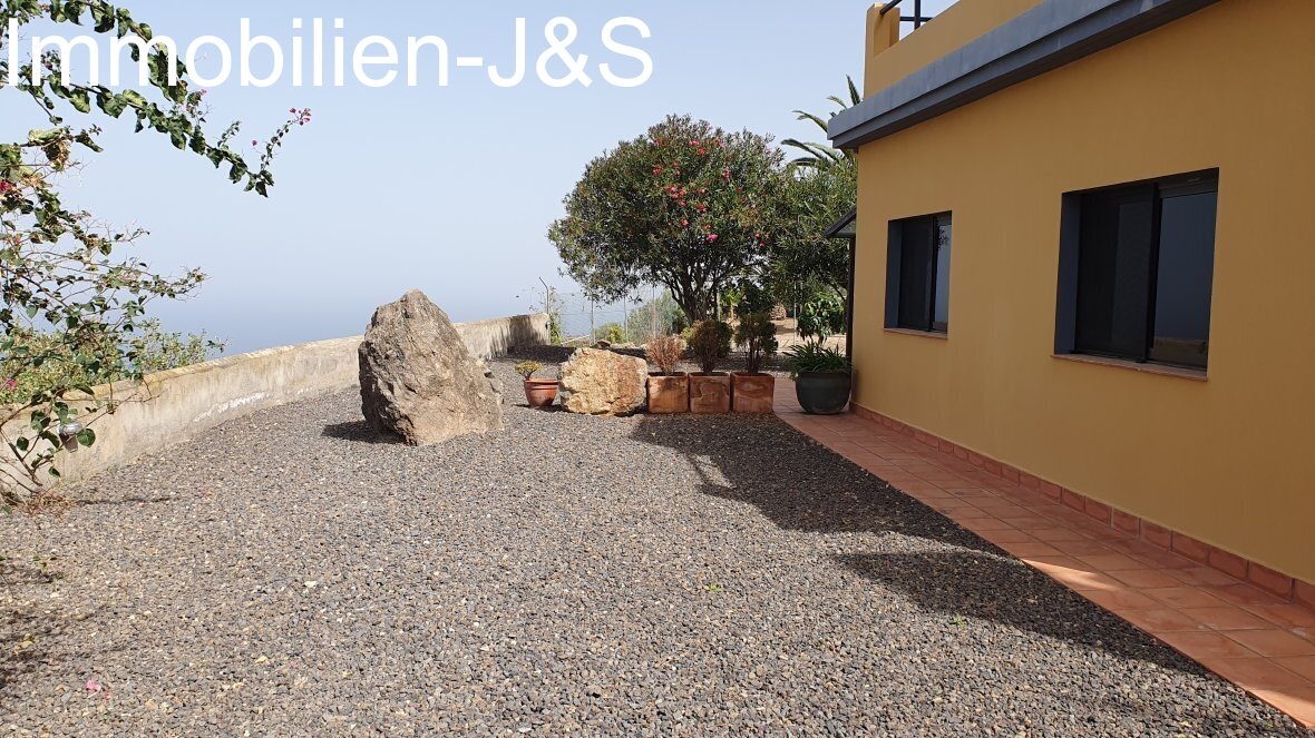 Fantastic property with sea views and rental potential