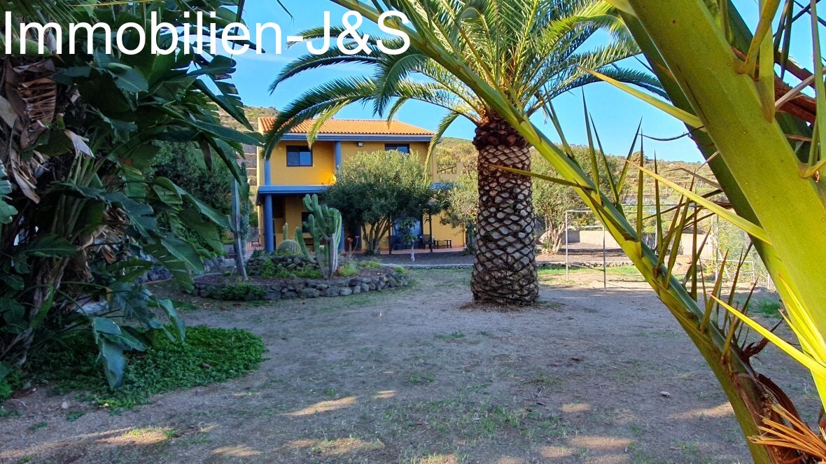 Fantastic property with sea views and rental potential