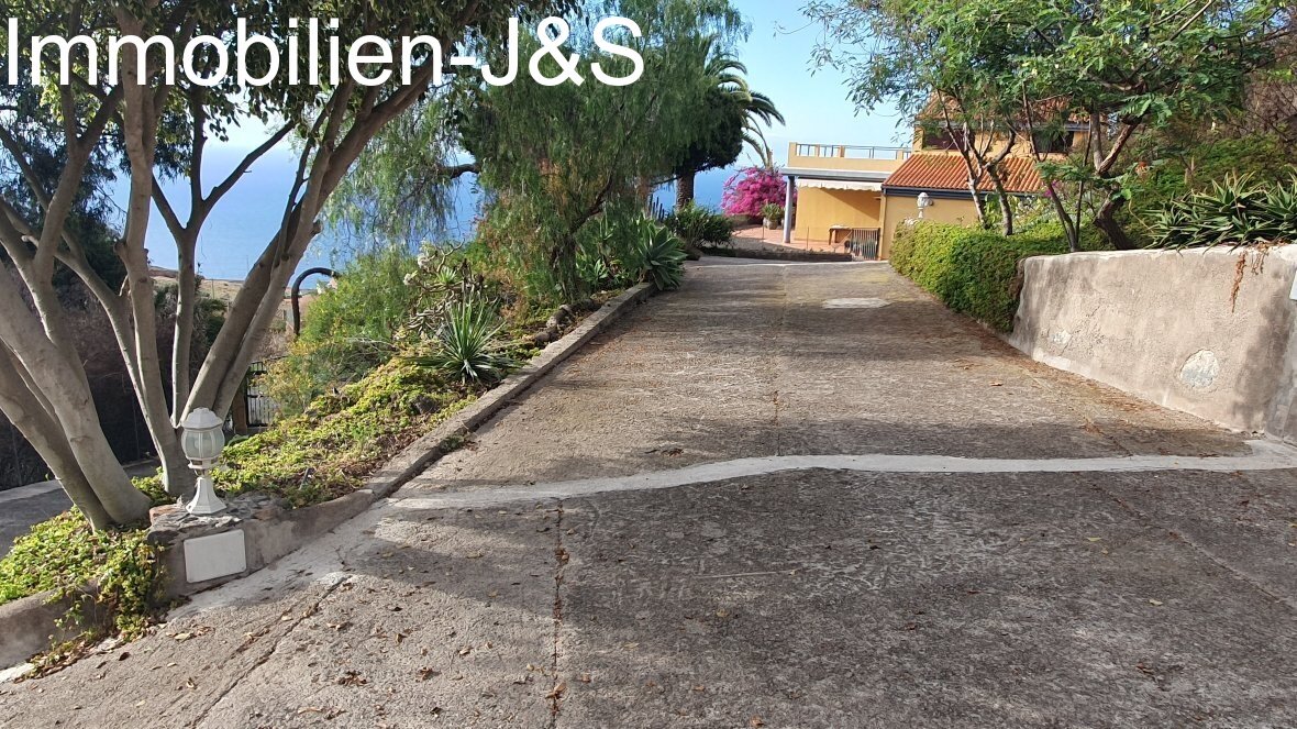 Fantastic property with sea views and rental potential