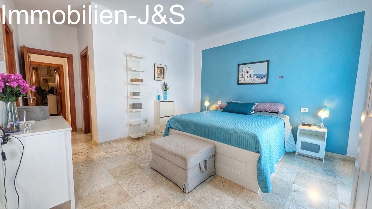 Stylish corner penthouse in the El Faro residential complex, Llano del Camello