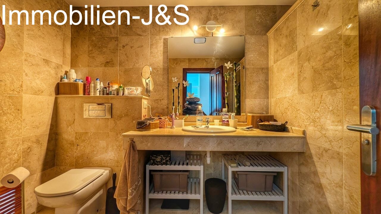 Stylish corner penthouse in the El Faro residential complex, Llano del Camello