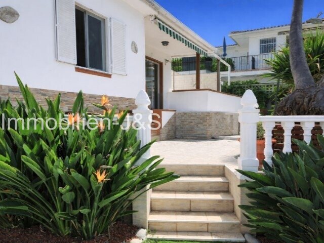 Single-Level Dream Home Detached Villa with Panoramic Views in Santa Úrsula