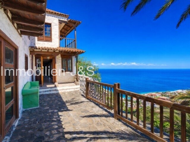 Stately Estate in Icod de los Vinos: Where History Meets the Horizon