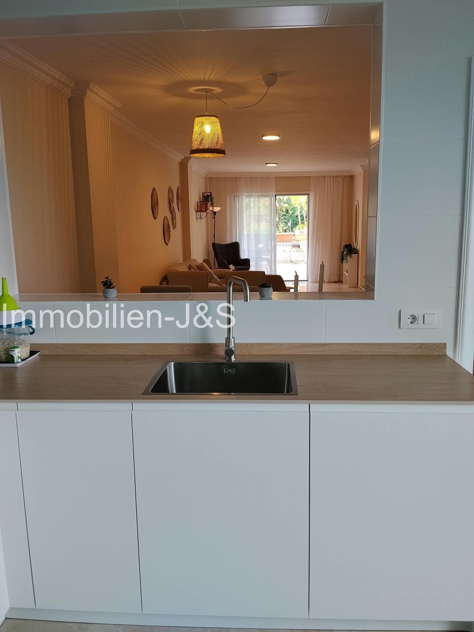 Freshly Renovated Garden Apartment in Exclusive La Paz Location for Rent