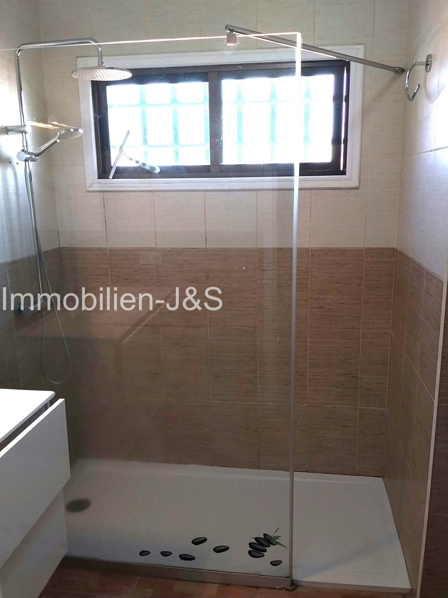 Exclusive living in a prime location: Elegant corner semi-detached house in La Paz