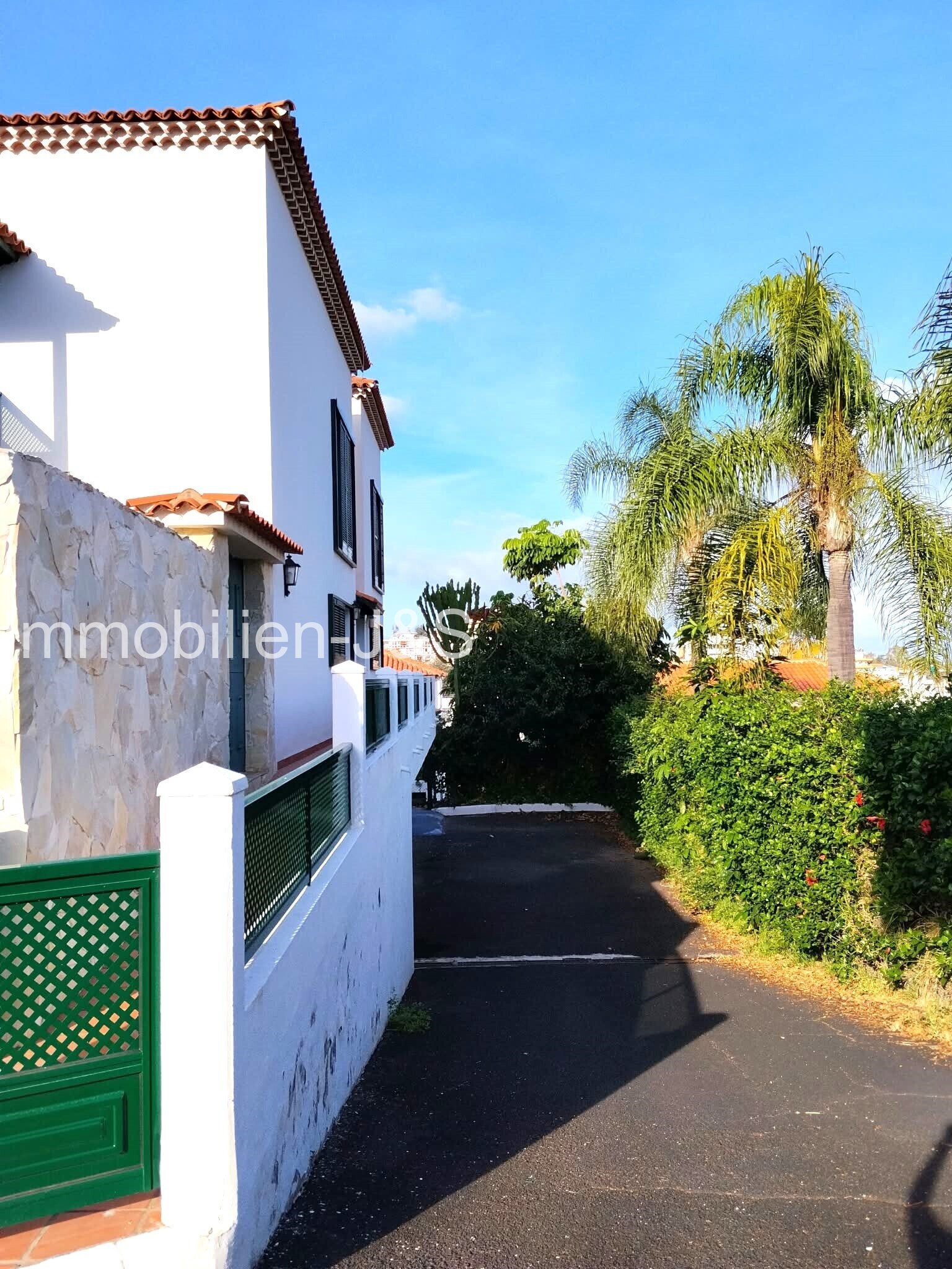 Exclusive living in a prime location: Elegant corner semi-detached house in La Paz