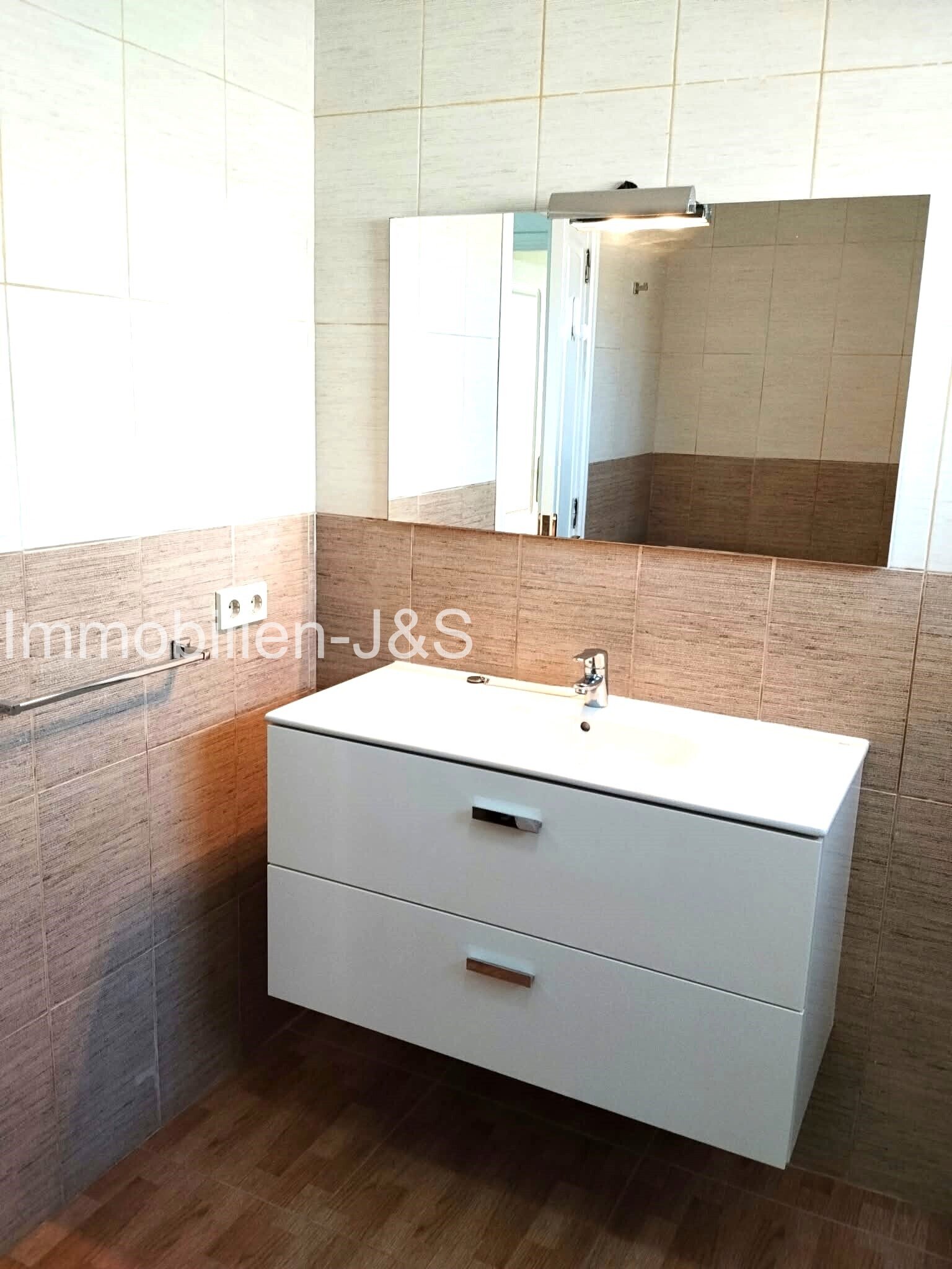 Exclusive living in a prime location: Elegant corner semi-detached house in La Paz