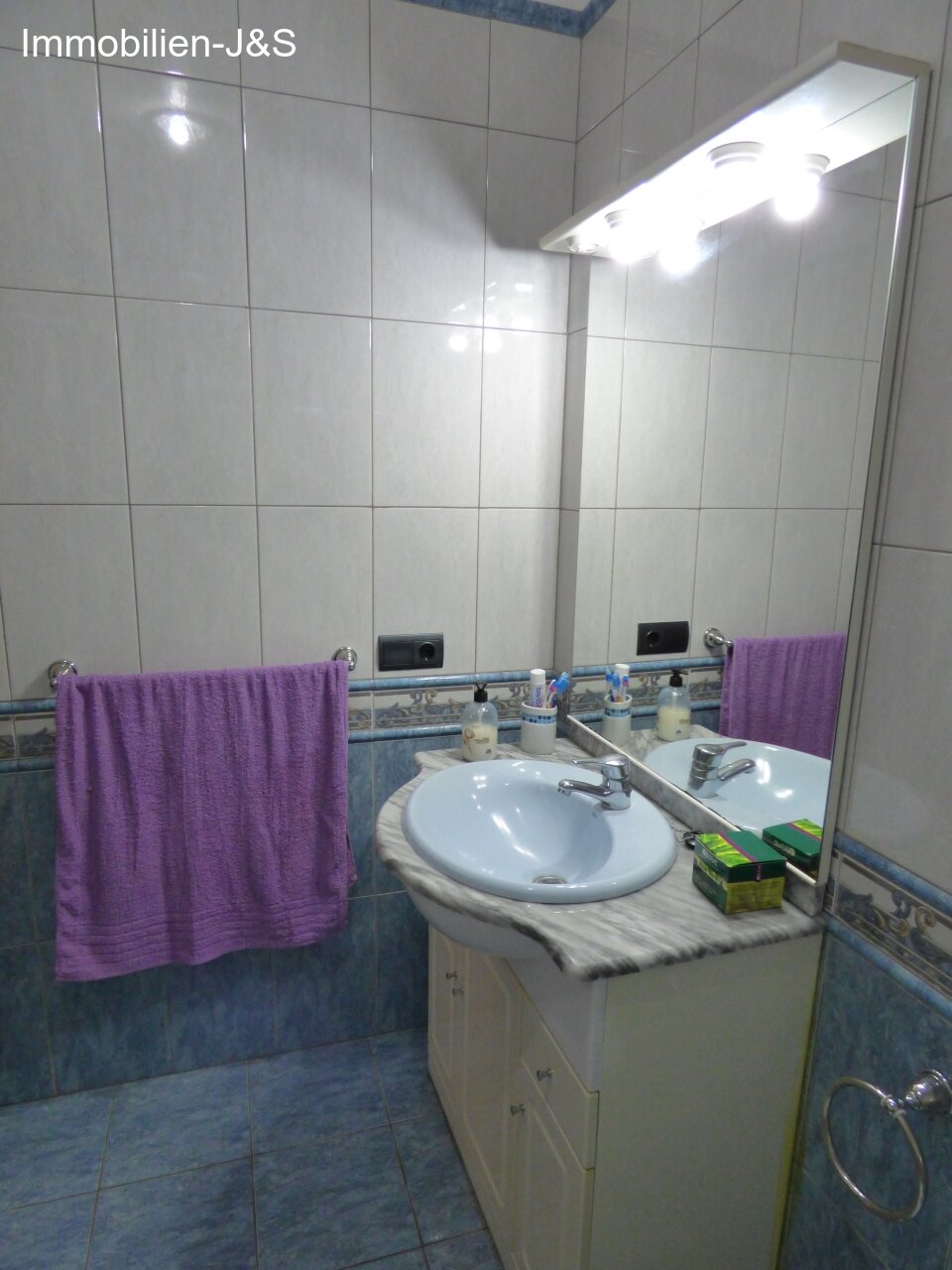 Bathroom upstairs with shower