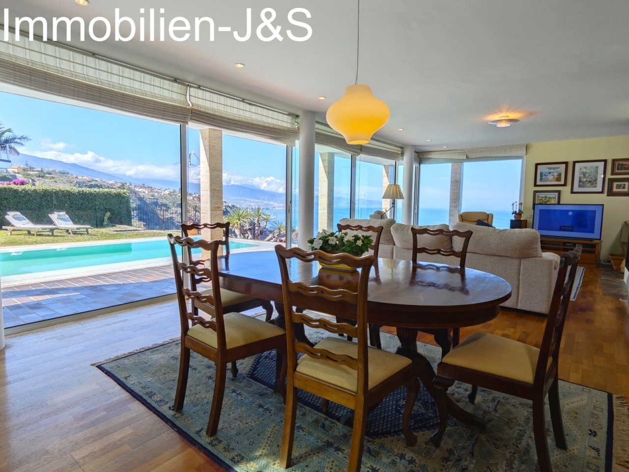 Dining area with panoramic view Dining area with panoramic view