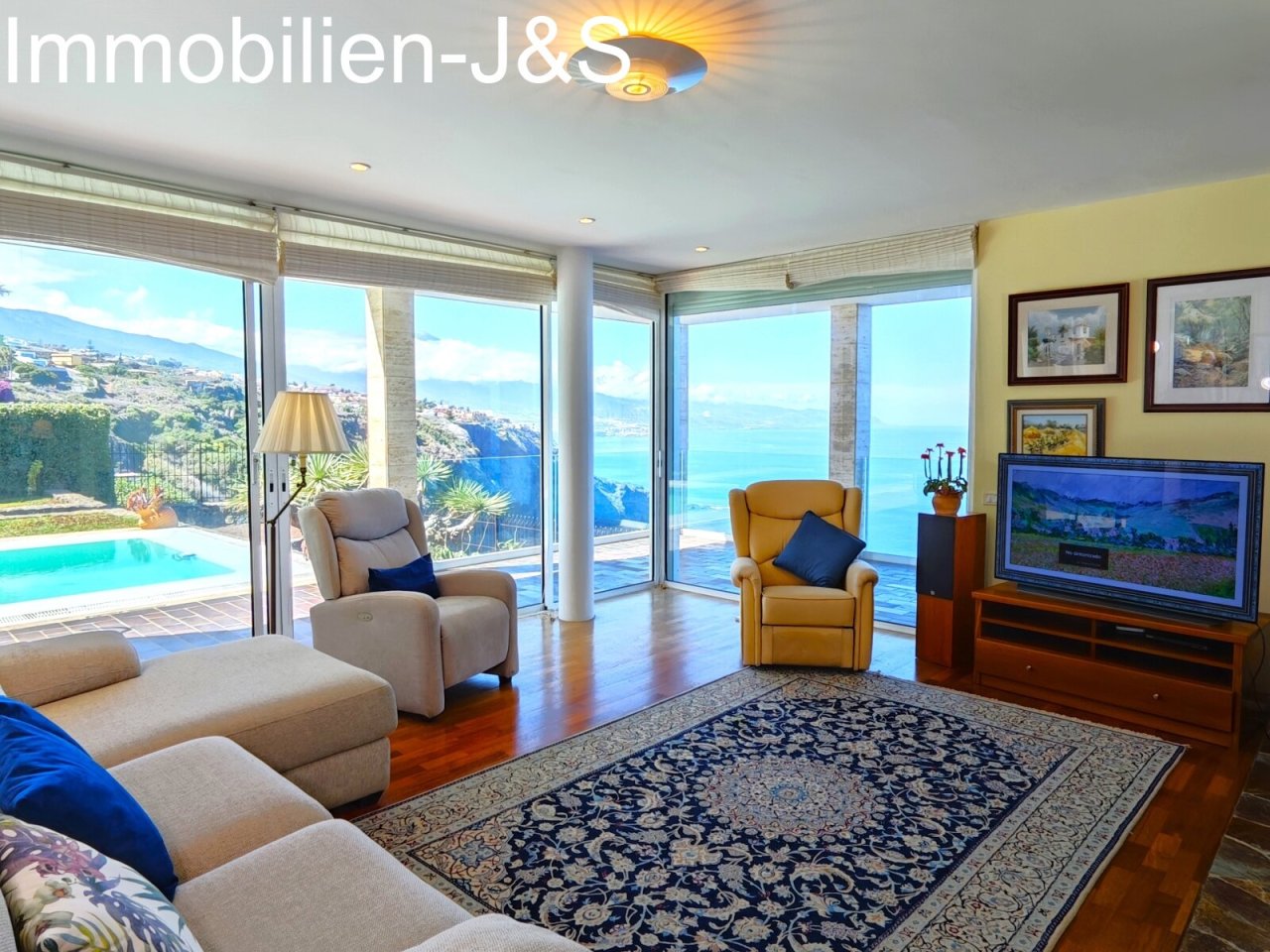 Living room with panoramic view Living room with panoramic view