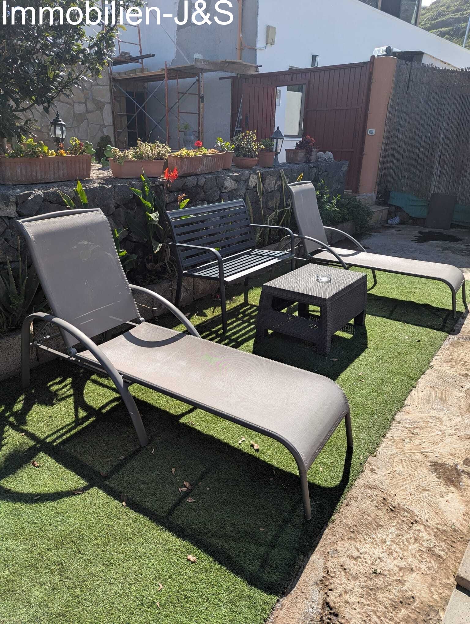 Wellness area with sun loungers