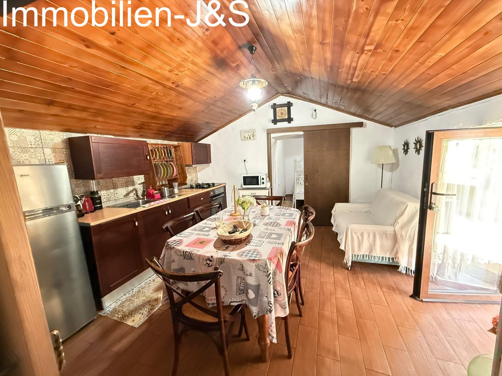 Fully equipped kitchen with cozy dining area for the whole family