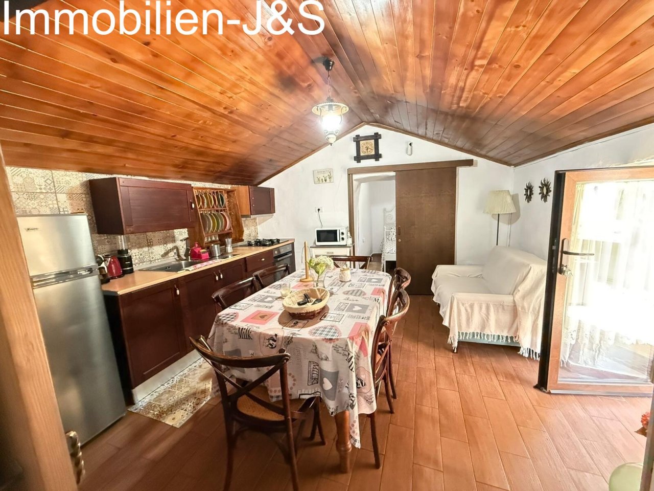 Fully equipped kitchen with cozy dining area for the whole family