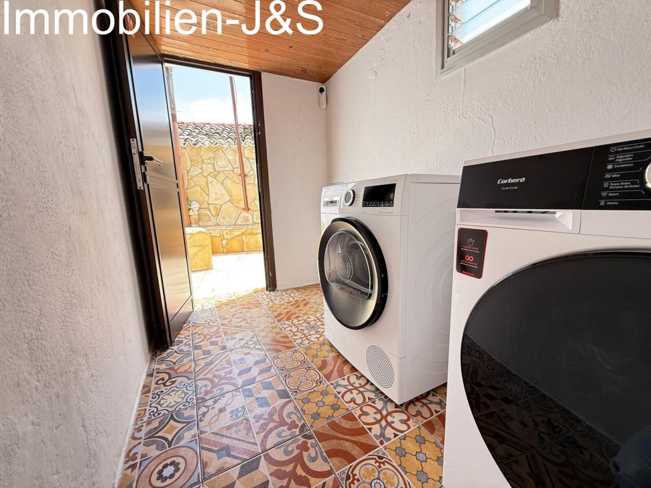 Separate utility room with washing machine and dryer