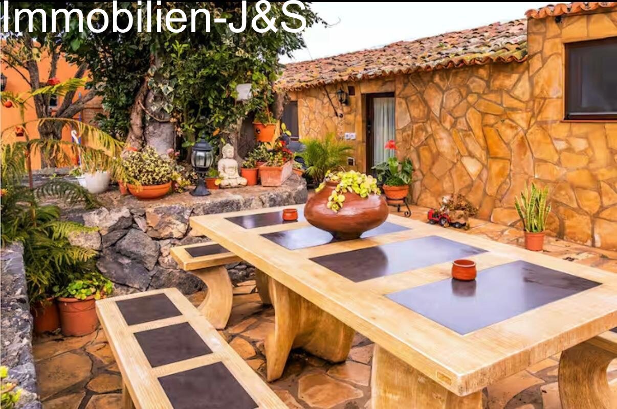 Comfortable sun loungers to relax and enjoy the absolute peace and quiet.