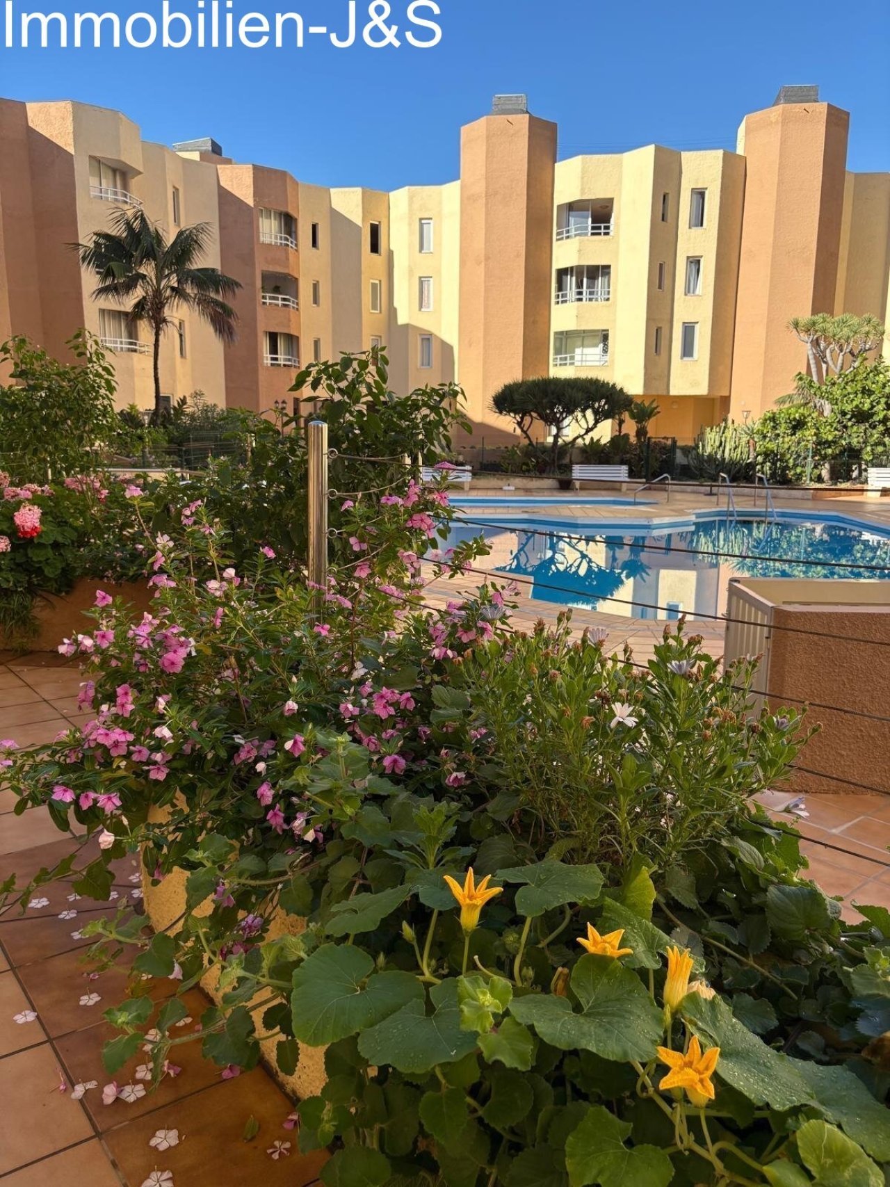 Exterior view of the well-kept complex, combining modern living with a prime location near the sea.