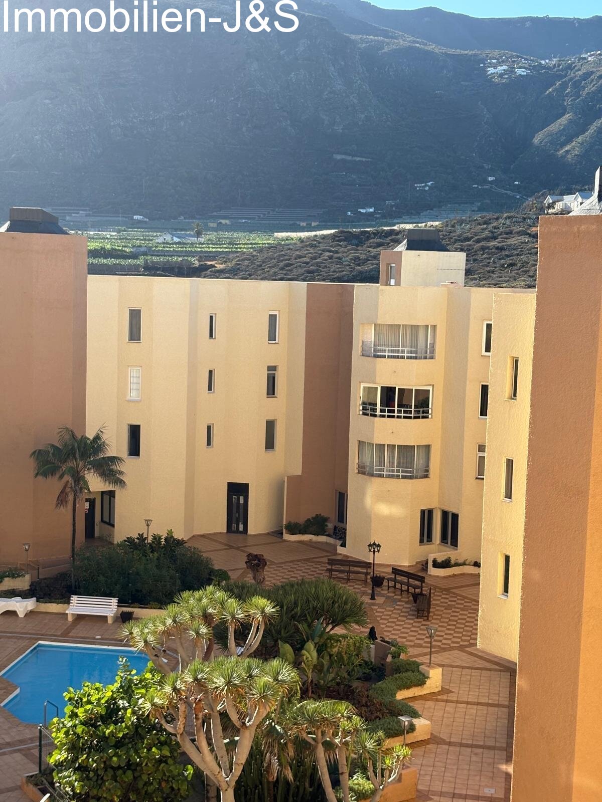 Exterior view of the well-kept complex, combining modern living with a prime location near the sea.