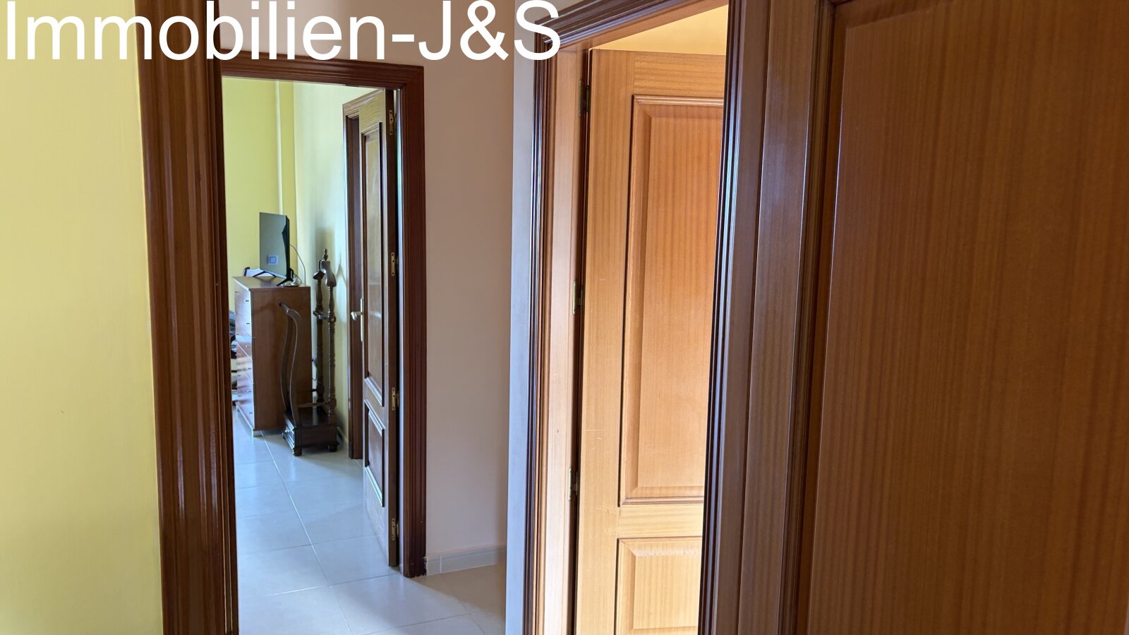 Well-maintained upper-floor hallway, where the warm wood tones of the doors create a cozy atmosphere, practically connecting the three bedrooms and the bathroom. Well-maintained upper-floor hallway, where the warm wood tones of the doors create a cozy atmosphere, practically connecting the three bedrooms and the bathroom.