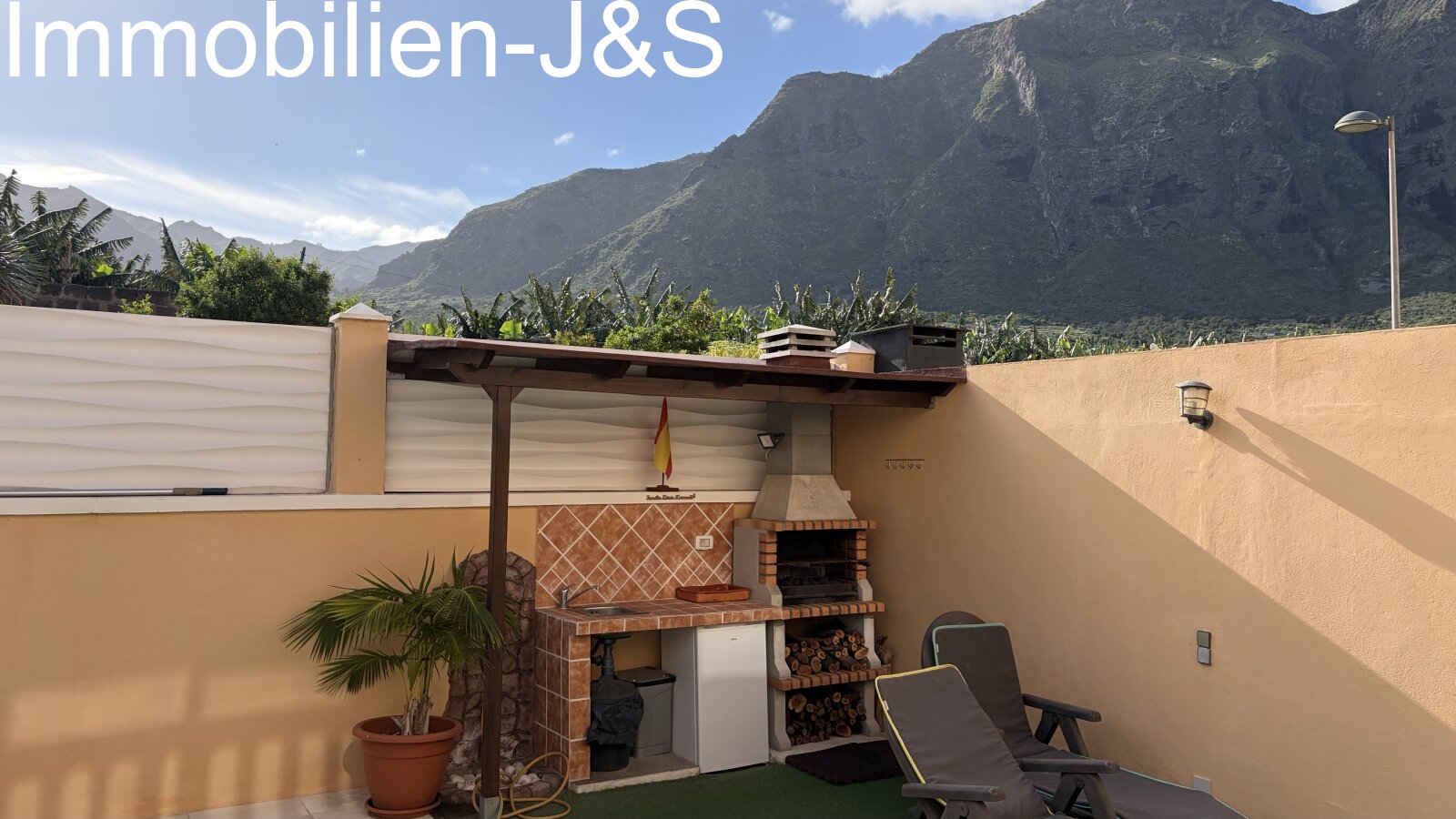 Fully equipped BBQ area featuring a built-in fireplace, sink, and workspace – perfect for social evenings set against the spectacular backdrop of the Teno Mountains. Fully equipped BBQ area featuring a built-in fireplace, sink, and workspace – perfect for social evenings set against the spectacular backdrop of the Teno Mountains.