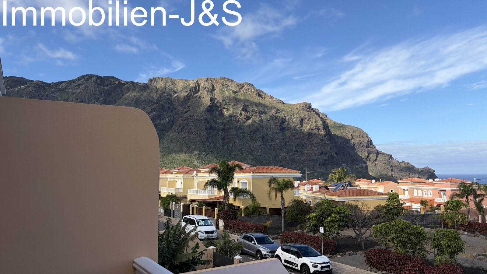 Spectacular panoramic view of the majestic Teno Mountains, providing an impressive backdrop for the residential complex. Spectacular panoramic view of the majestic Teno Mountains, providing an impressive backdrop for the residential complex.