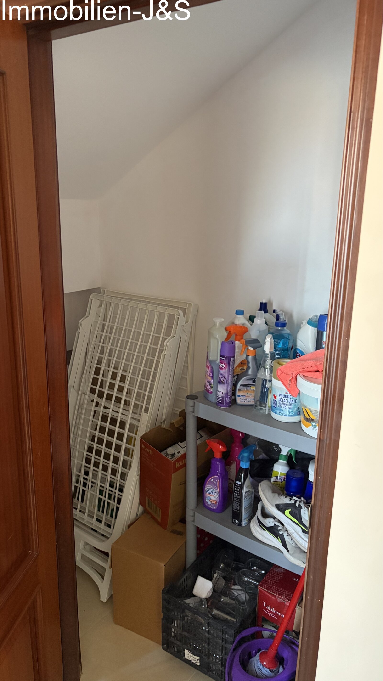 Practical storage room, providing valuable space for household appliances or supplies and keeping the home organized. Practical storage room, providing valuable space for household appliances or supplies and keeping the home organized.