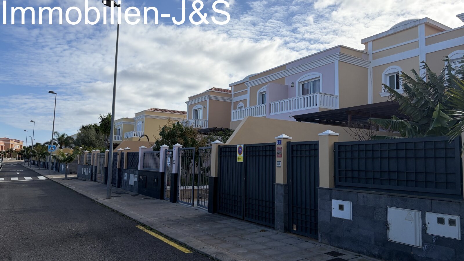 Well-maintained exterior of the terraced house located in a quiet and exclusive residential complex. Well-maintained exterior of the terraced house located in a quiet and exclusive residential complex.