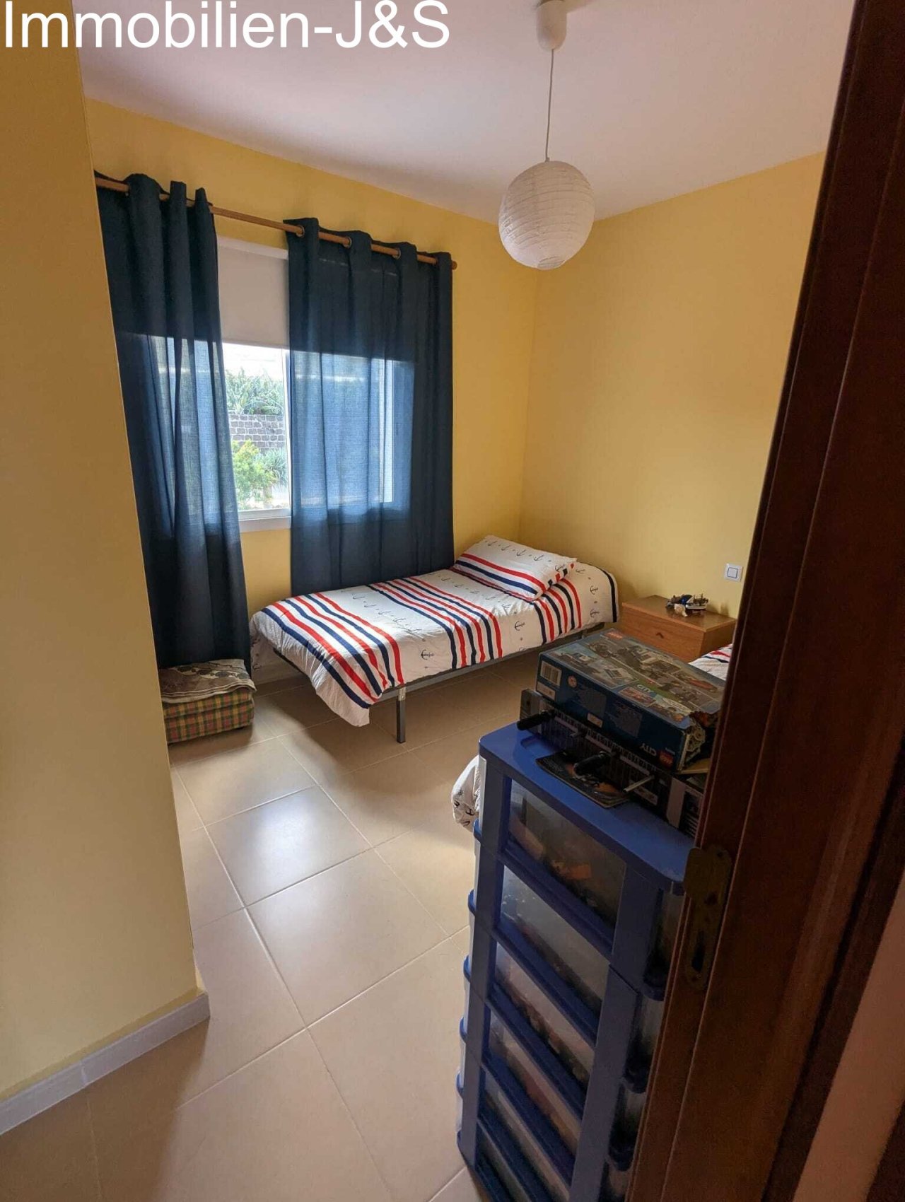 Bedroom 3 with 2 twin beds Bedroom 3 with 2 twin beds