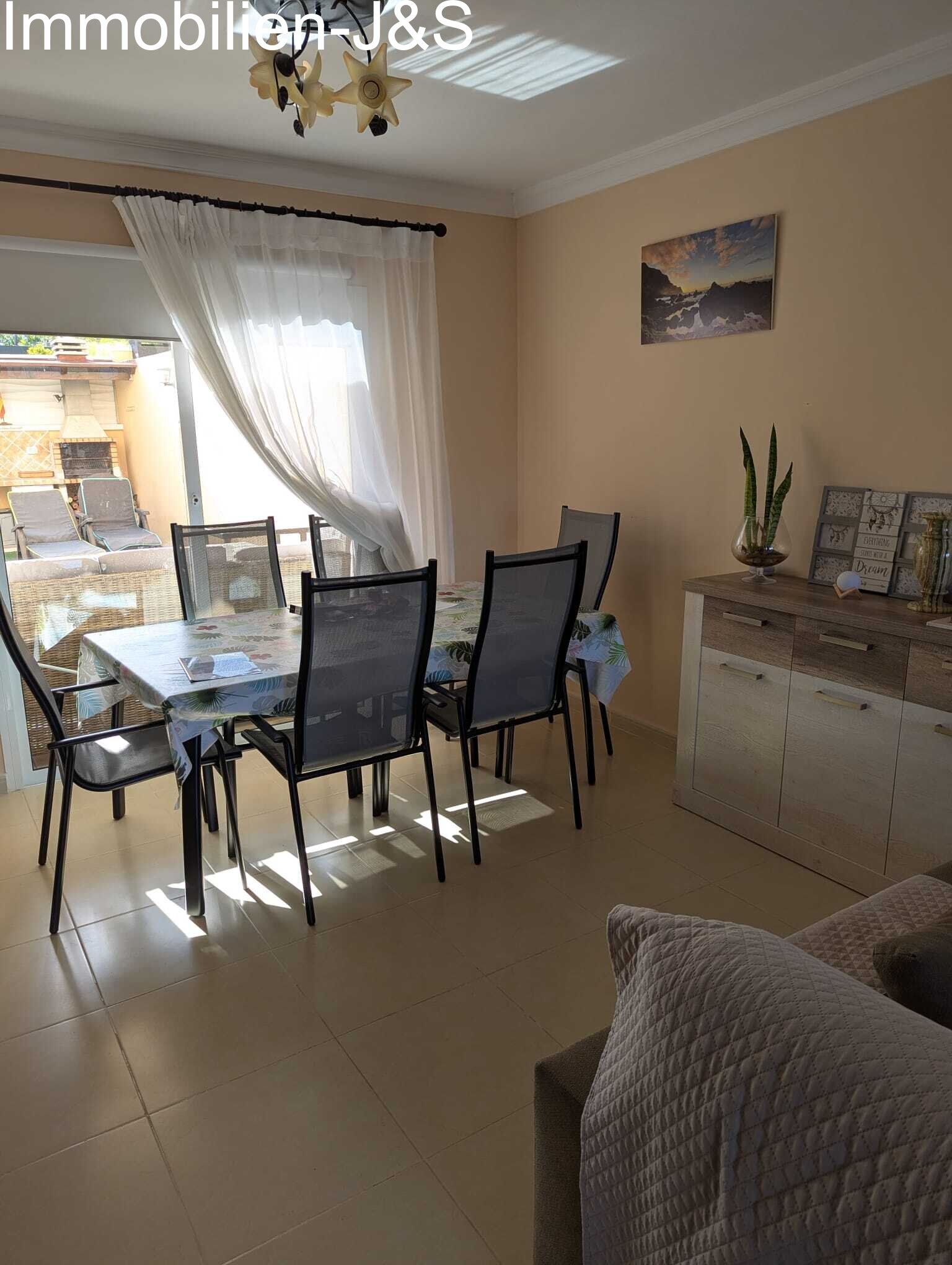 Light-filled dining area with direct access to the terrace, featuring modern furniture and a cozy atmosphere. Light-filled dining area with direct access to the terrace, featuring modern furniture and a cozy atmosphere.
