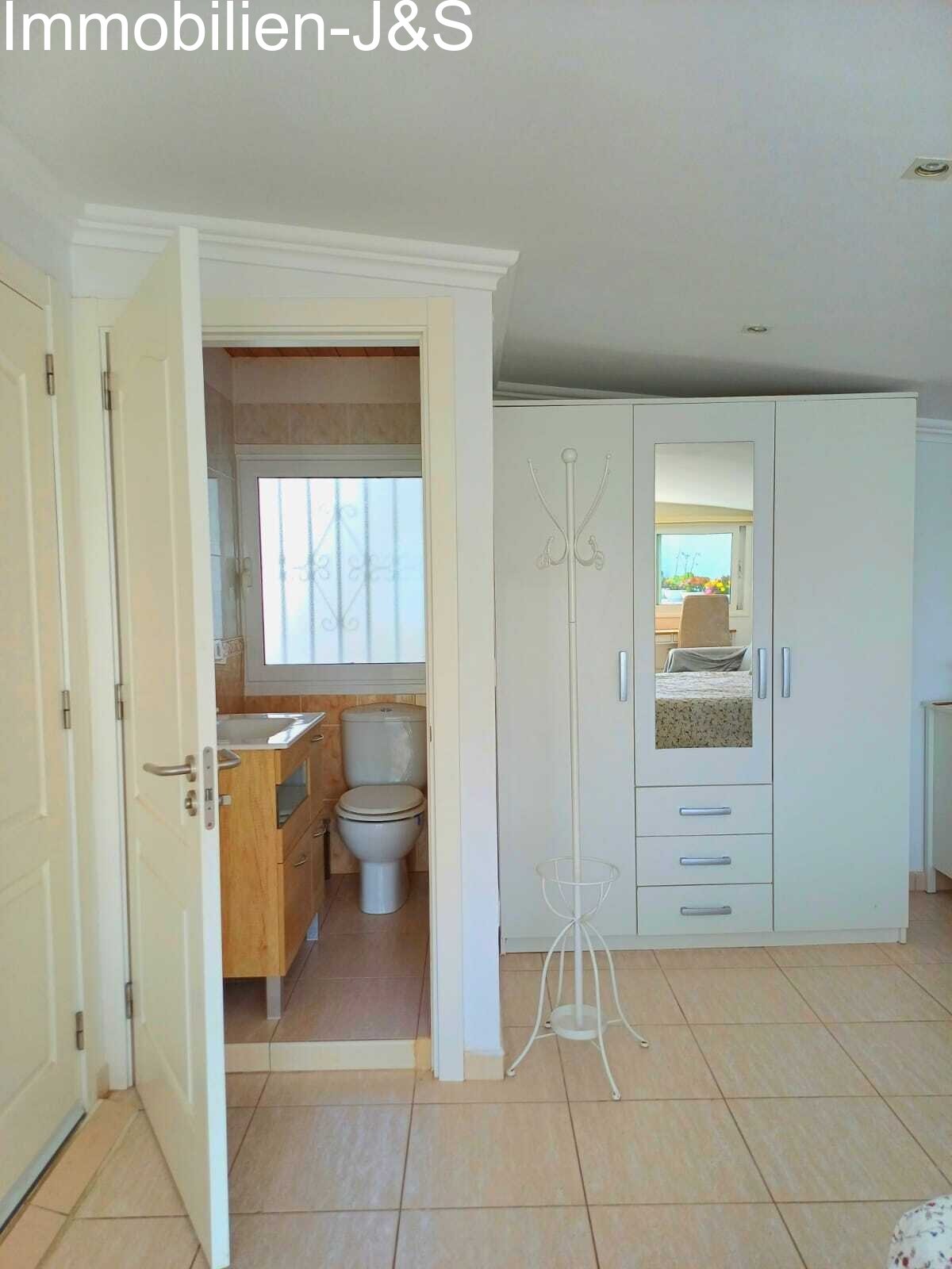 Practical guest toilet in a bright design, stylishly enhancing comfort for both residents and visitors.