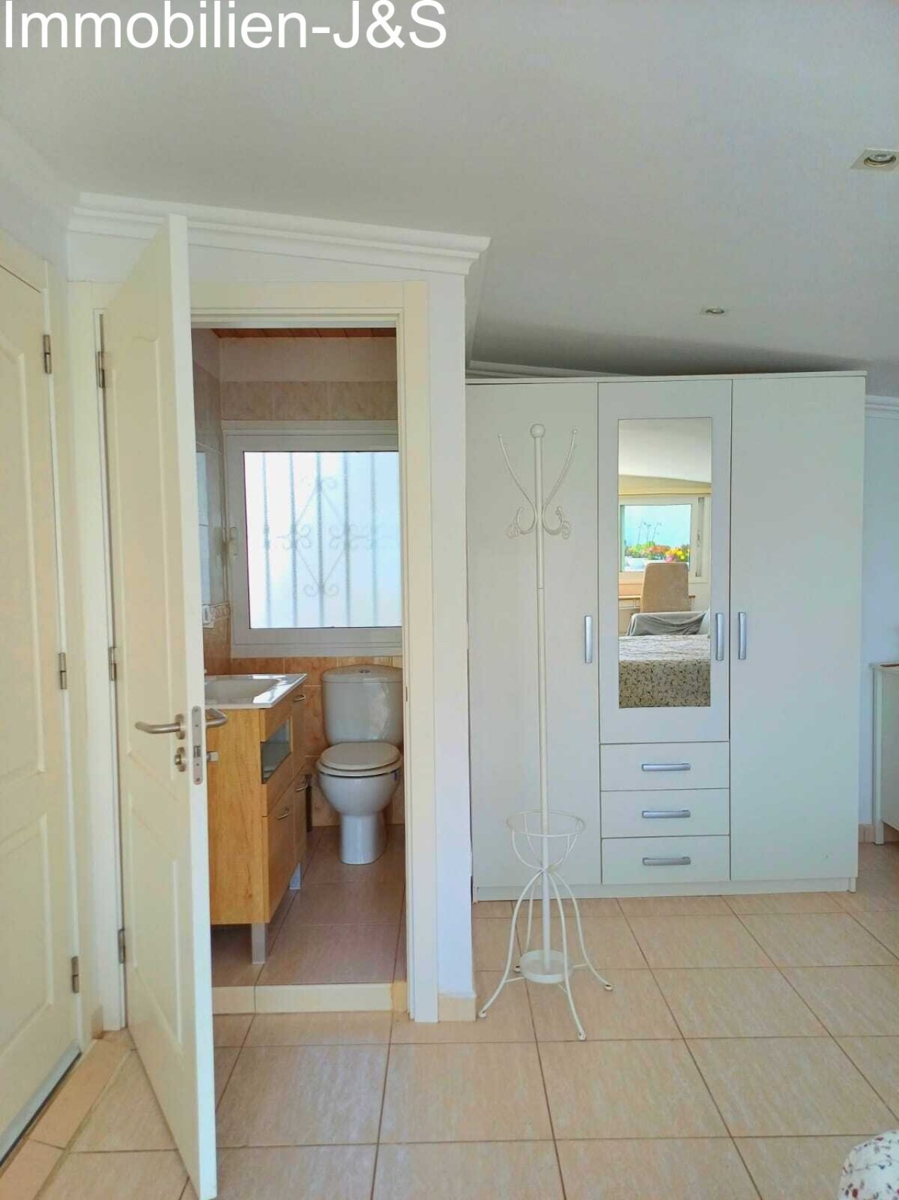 Practical guest toilet in a bright design, stylishly enhancing comfort for both residents and visitors.