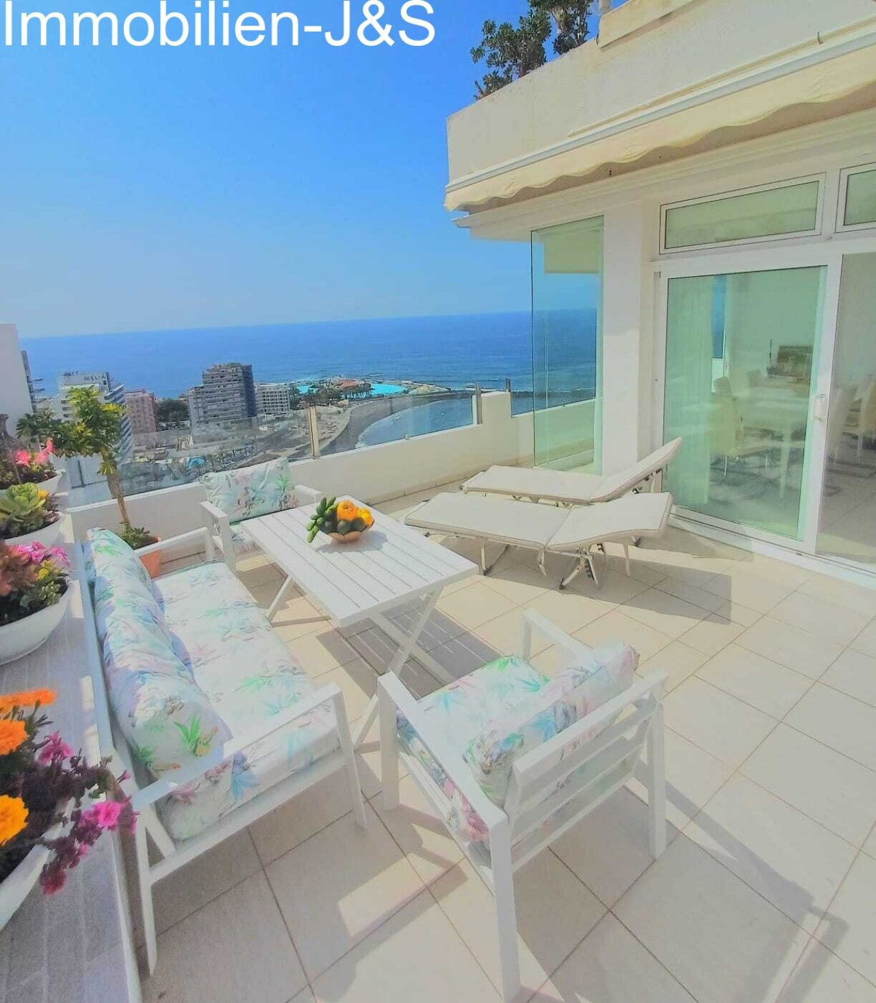 Spacious rooftop terrace with high-quality lounge furniture, sun loungers, and spectacular 180-degree views of the Atlantic and the Puerto de la Cruz coastline.