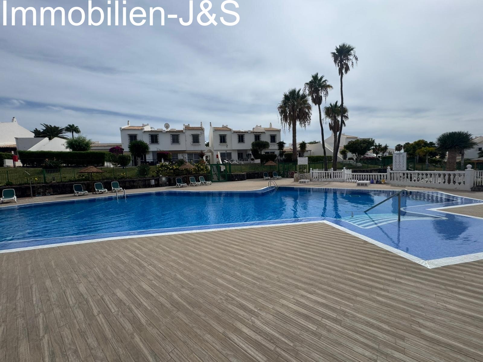 A harmonious blend of privacy and community. The property features a charming private garden with artificial turf and a terrace, perfect for relaxing. The complex itself impresses with well-maintained paths, Mediterranean landscaping, and a quiet, secure atmosphere in a prime neighborhood.