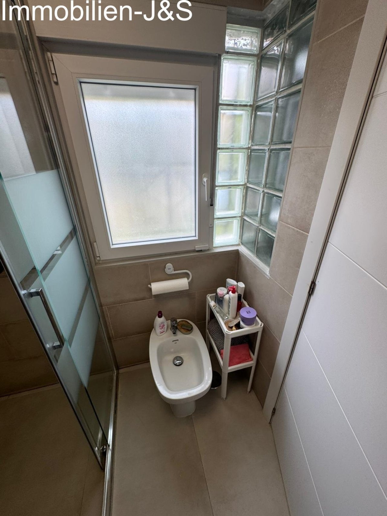 This property features stylishly renovated bathrooms with high-quality fixtures. Highlights include spacious walk-in showers – some with double shower heads –, elegant wood-effect vanities, and modern tile designs. Glass blocks and integrated LED mirrors create a bright and contemporary atmosphere.