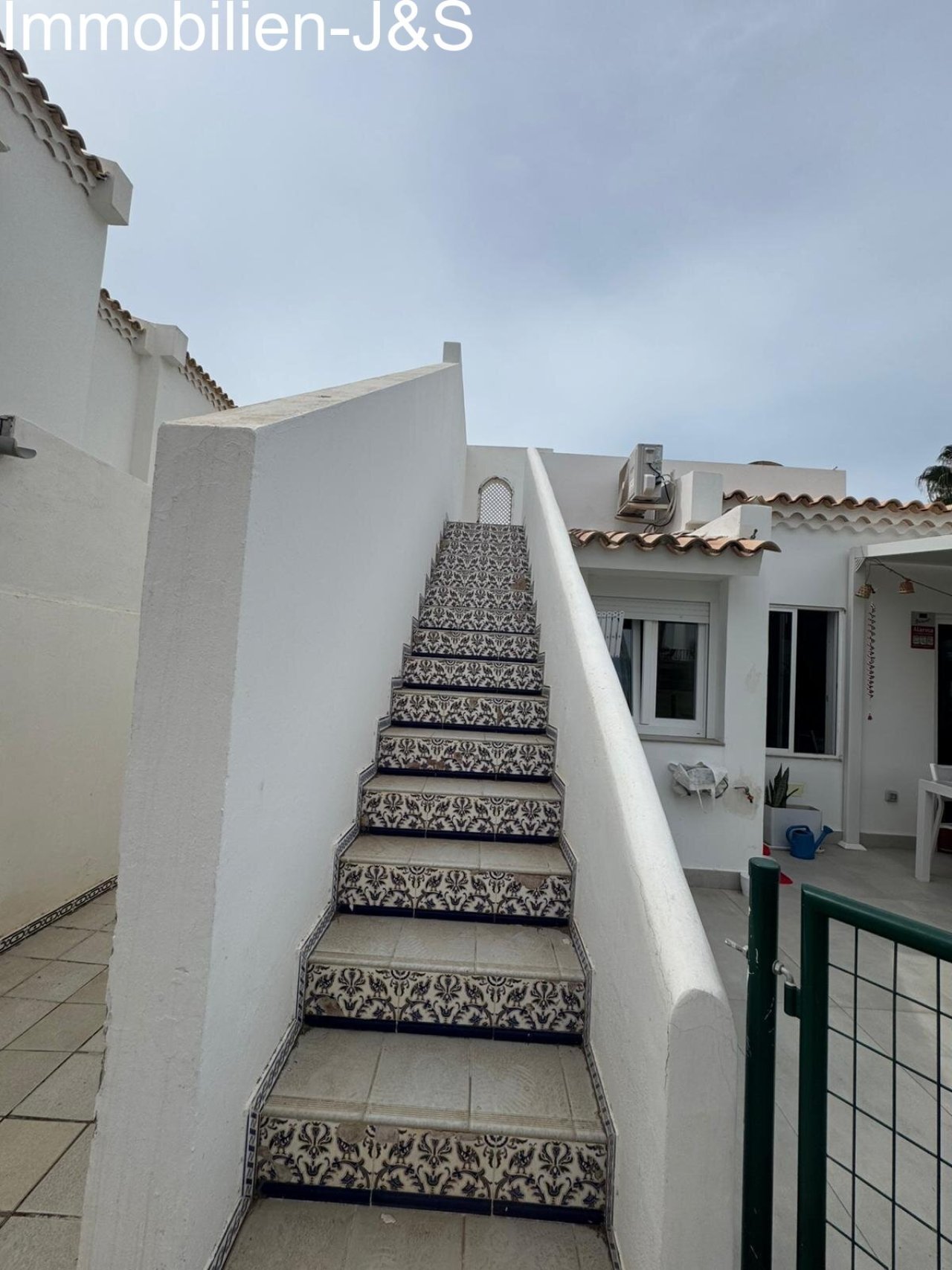 A harmonious blend of privacy and community. The property features a charming private garden with artificial turf and a terrace, perfect for relaxing. The complex itself impresses with well-maintained paths, Mediterranean landscaping, and a quiet, secure atmosphere in a prime neighborhood.