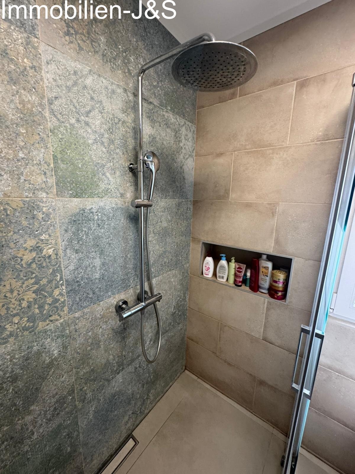 This property features stylishly renovated bathrooms with high-quality fixtures. Highlights include spacious walk-in showers – some with double shower heads –, elegant wood-effect vanities, and modern tile designs. Glass blocks and integrated LED mirrors create a bright and contemporary atmosphere.