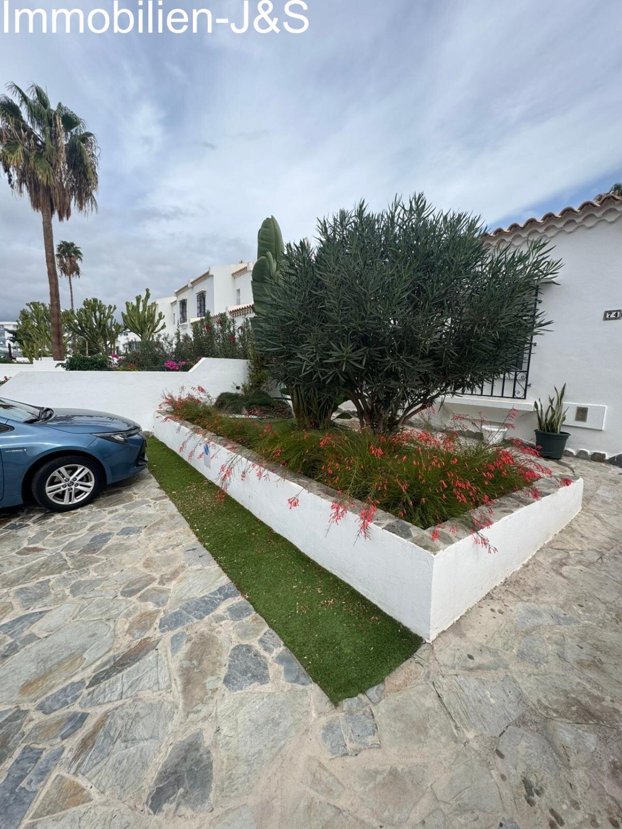 A harmonious blend of privacy and community. The property features a charming private garden with artificial turf and a terrace, perfect for relaxing. The complex itself impresses with well-maintained paths, Mediterranean landscaping, and a quiet, secure atmosphere in a prime neighborhood.