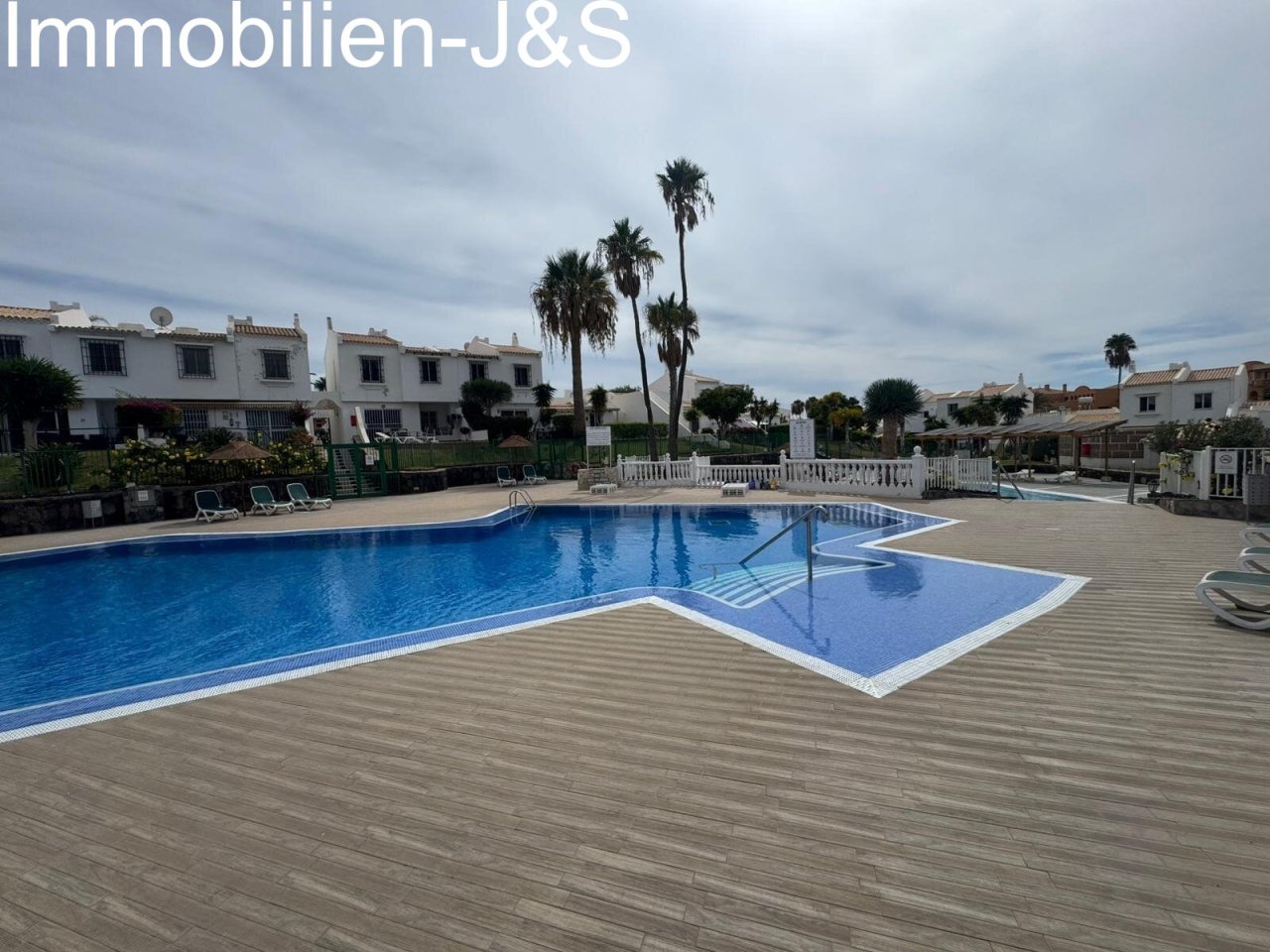 A harmonious blend of privacy and community. The property features a charming private garden with artificial turf and a terrace, perfect for relaxing. The complex itself impresses with well-maintained paths, Mediterranean landscaping, and a quiet, secure atmosphere in a prime neighborhood.