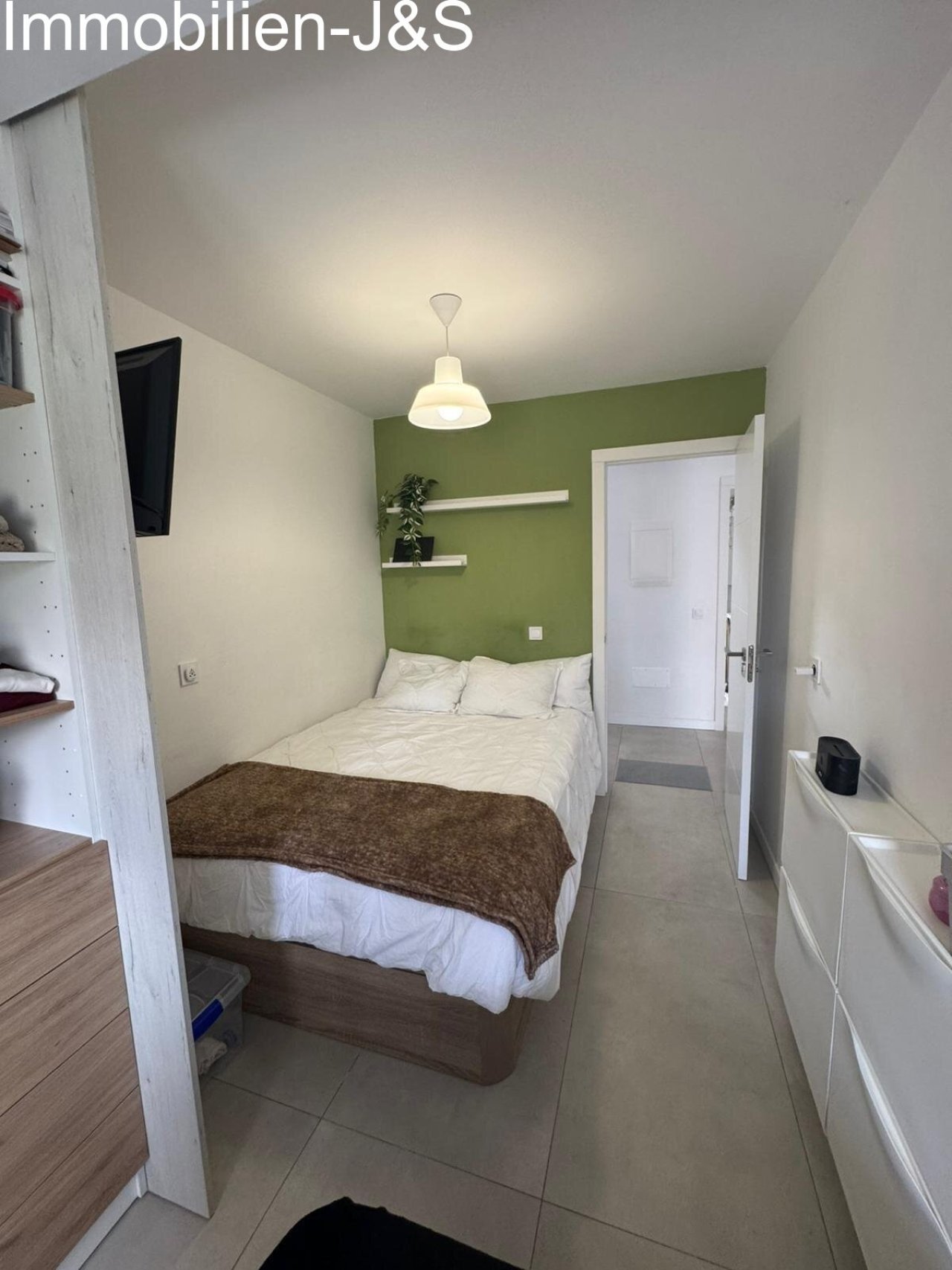 A bright and cleverly designed room, ideal as a children's room, guest room, or home office. It offers space for two beds, features its own air conditioning, and provides optimal storage with custom shelving and dressers.