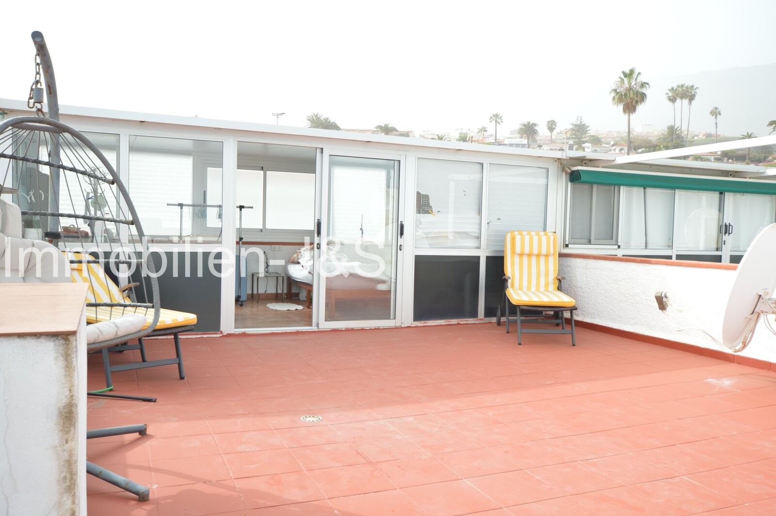 upper terrace overlooking the sunroom (guest room)