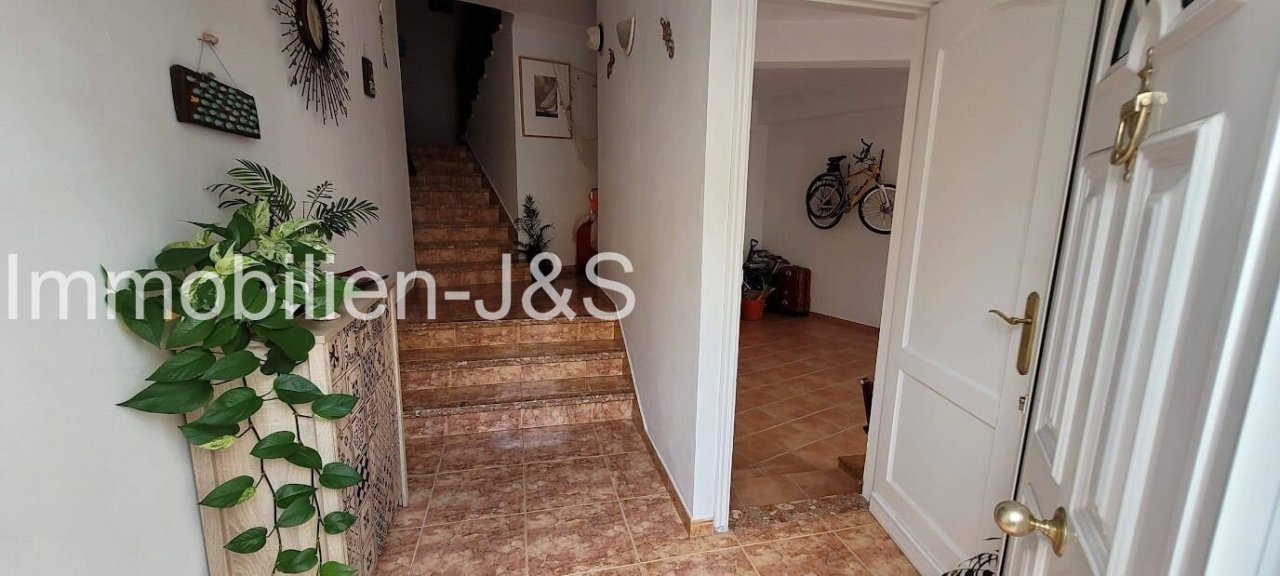 Entrance and hallway / stairs