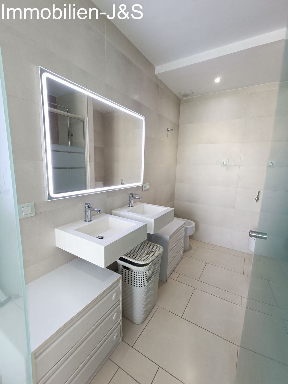 Moderno piso esquinero en Palm Mar con gran terraza y piscina comunitaria