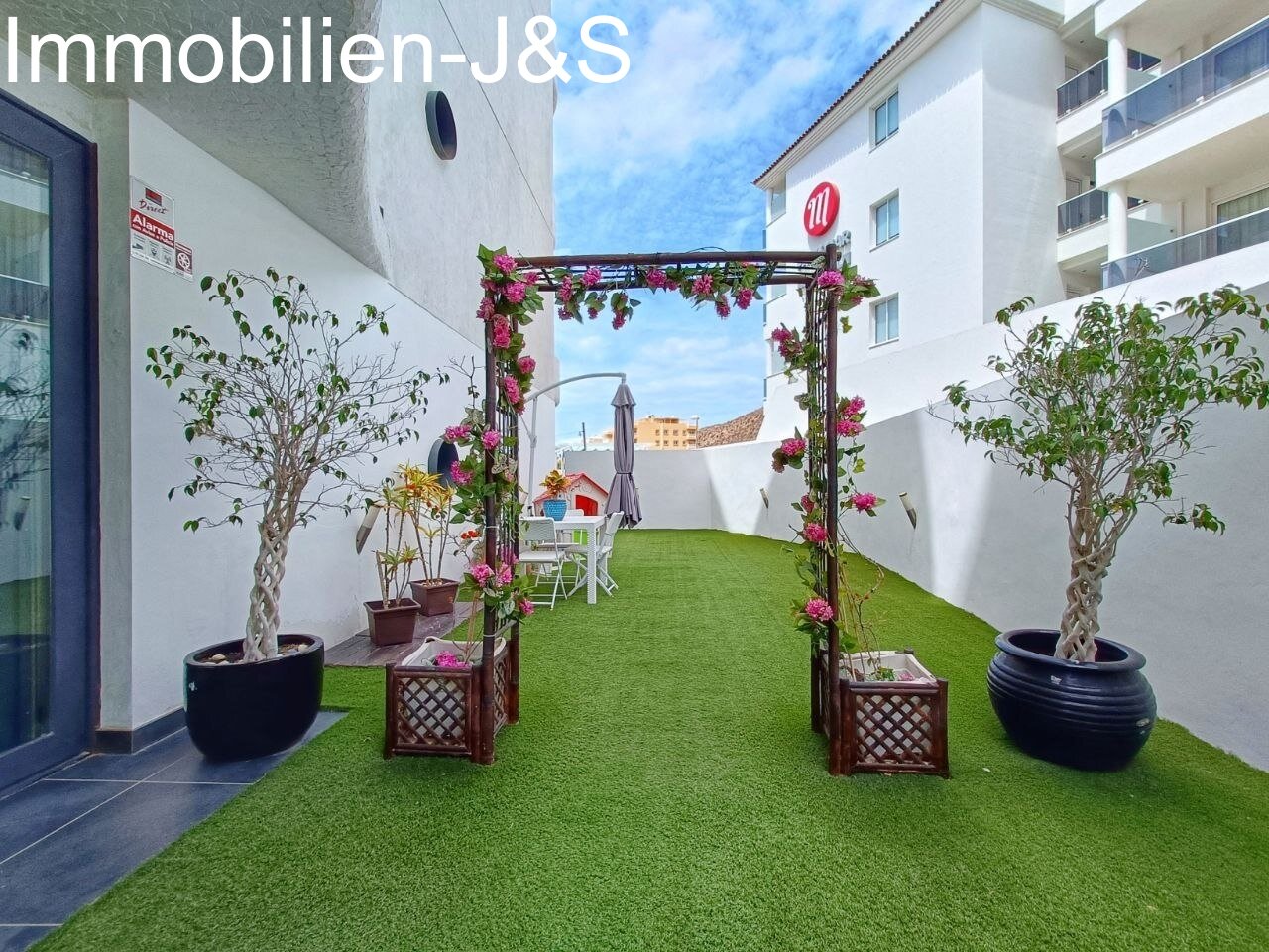 Moderno piso esquinero en Palm Mar con gran terraza y piscina comunitaria